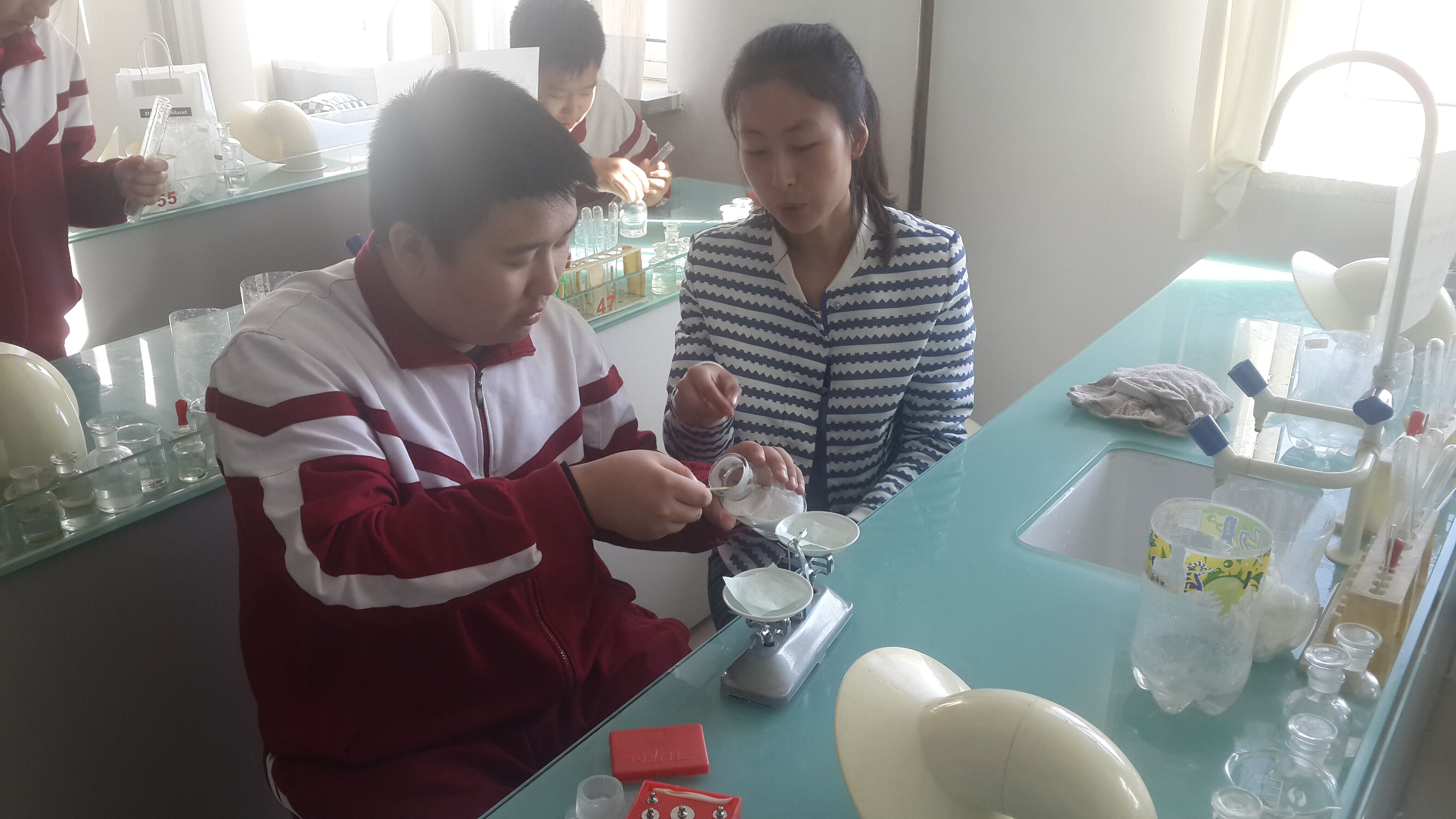 麻将胡了2
本科生在指导学生实验